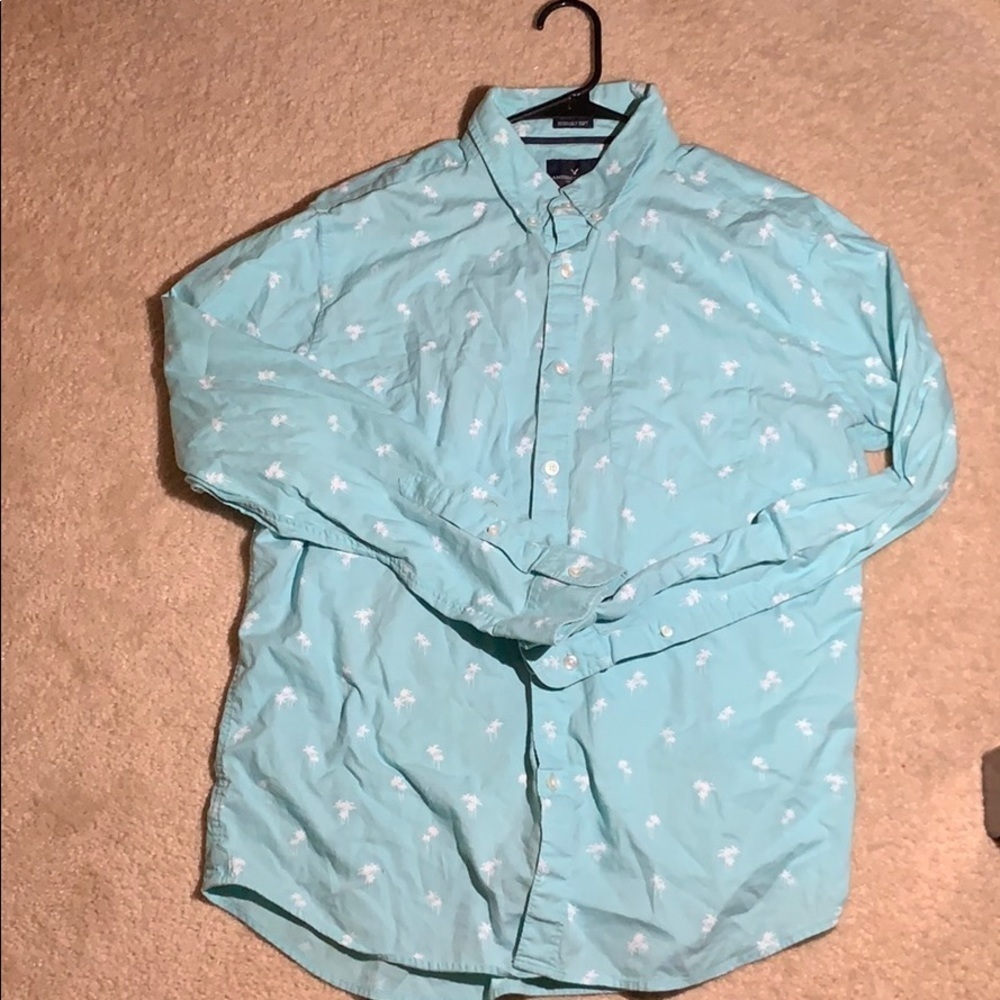 American Eagle light blue button up w palm trees
